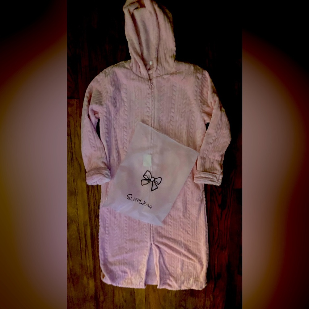 Women’s size L hooded pink plush zip up robe by Sleep Wear -NEW